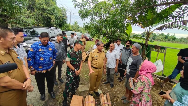 Bupati Wajo H. Amran Mahmud menyalurkan bantuan dari Dinas Perumahaan dan Kawasan Permukiman Wajo bekerja sama Tenaga Fasilitator Lapangan (TFL) Bantuan Stimulan Perumahan Swadaya (BSPS) 2022 ke warga yang rumahnya roboh akibat banjir di Kecamatan Pitumpanua, Senin, 18 Juli 2021.