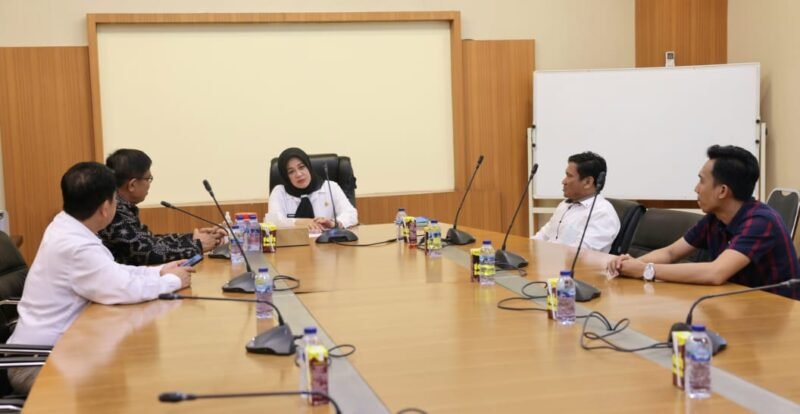 Wakil Wali Kota Makassar, Fatmawati Rusdi bertemu Rektor Universitas Kristen Indonesia (UKI) Paulus, Makassar Prof. Dr. Agus Salim di Ruang Rapat Lantai 11 Balaikota, Rabu (20/07/2022).