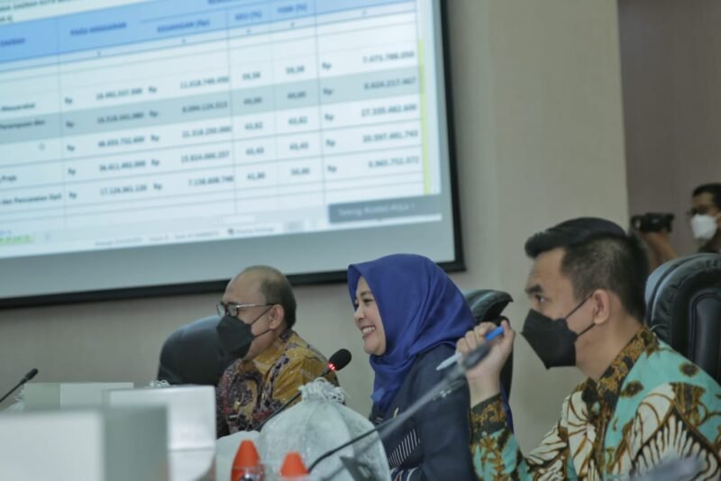Wawali Kota Makassar, Fatmawati Rusdi hadiri rapat monitoring evaluasi kegiatan APBD dan realisasi PAD Triwulan II Tahun 2022 di Ruang Sipakatau Balaikota, Kamis (22/07/2022).