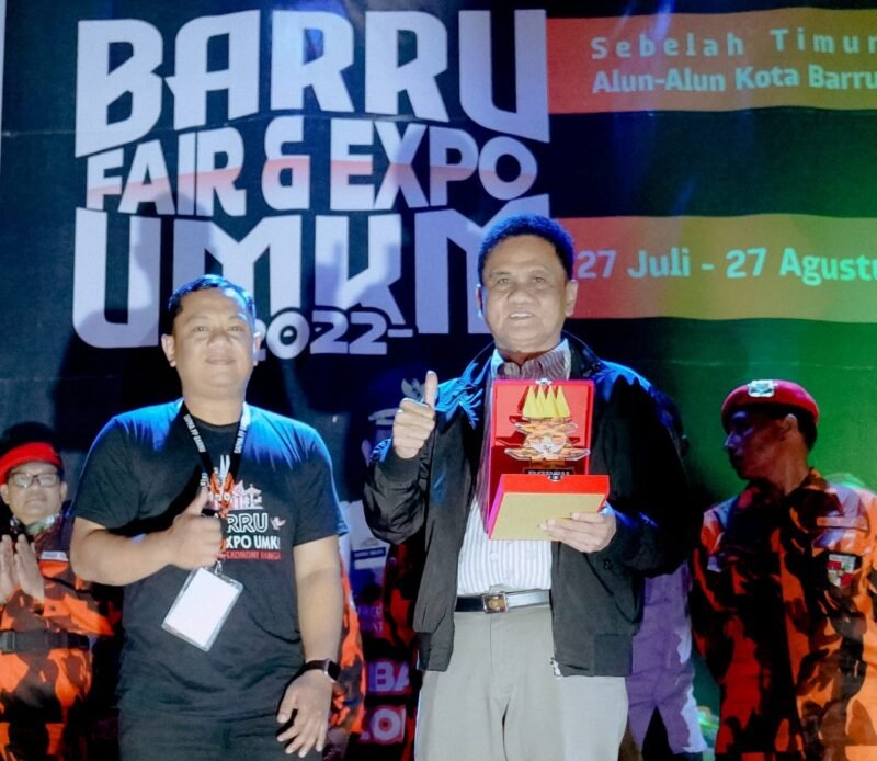Bupati Barru, H. Suardi Saleh bersama Ketua Sapma Barru, Budiawan Faedal pada pembukaan Barru Fair dan Expo UMKM