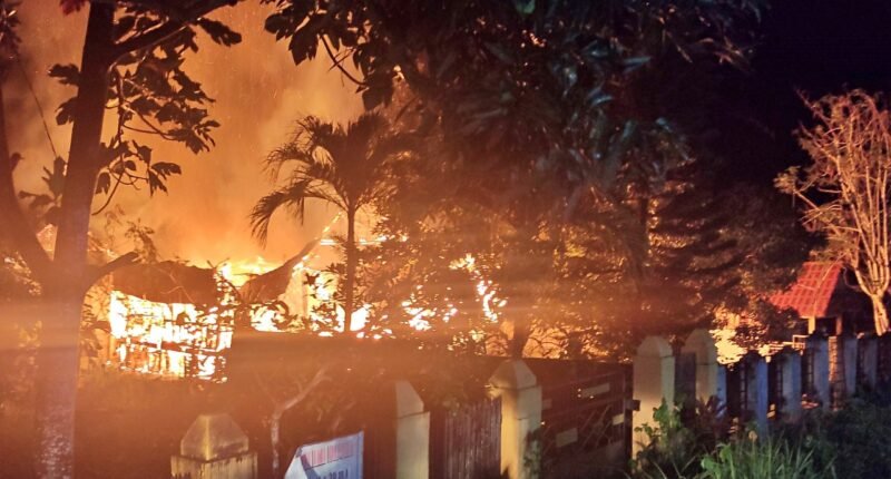 Rumah panggung rata dengan tanah di Kelurahan Anabanua Kecamatan Maniangpajo Kabupaten Wajo, ludes dilalap si jago merah, Sabtu (30/07/2022).