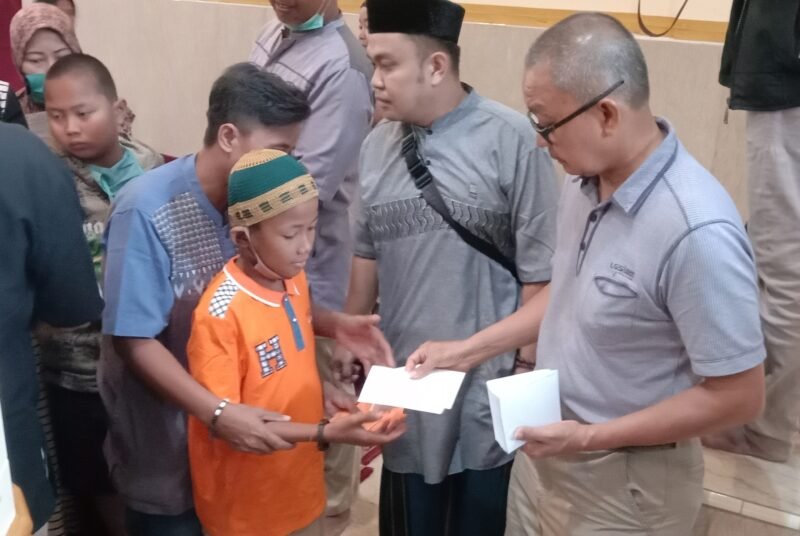 Koordinator sumbangan Masjid At-taubah Pasar Sentral Sengkang H. Nurdin Hamid didampingi Mediator Anak Yatim dan Duafa Ustad Akbar Gunawan menyalurkan bantuan bulanan kepada ratusan anak yatim dan duafa di Masjid At-taubah Pasar Sentral Sengkang Kamis, 07/07/22.