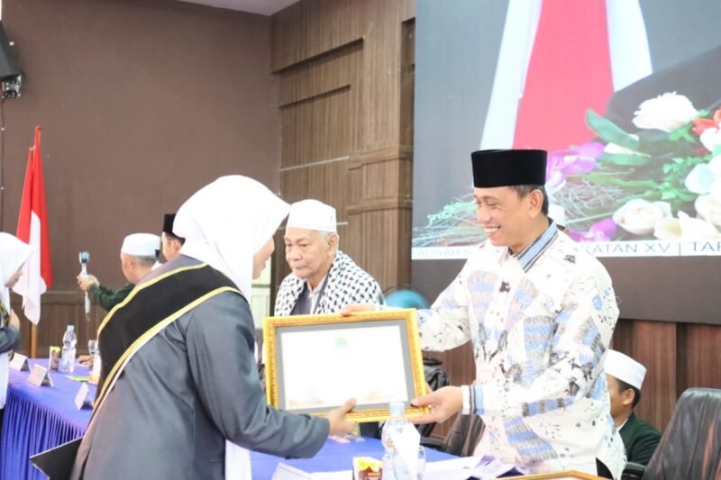 Bupati Wajo H. Amran Mahmud menghadiri wisuda mahasantri dan mahasantriwati Ma'had Aly As'adiyah Sengkang angkatan 15 di Ruang Pola Kantor Bupati Wajo, Ahad (24/7/2022).