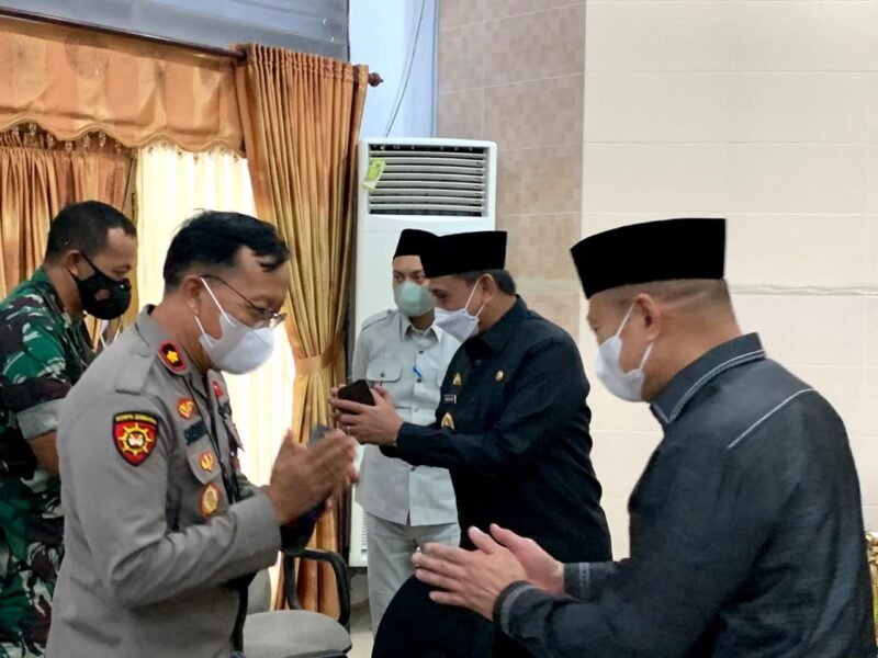 Ketua DPRD Wajo HA. Alaudin Palaguna bersama Bupati Wajo H. Amran Mahmud dan Forkopimda Wajo saat menghadiri penyerahan Ranpernda penyertaan modal Perumda Air Minum