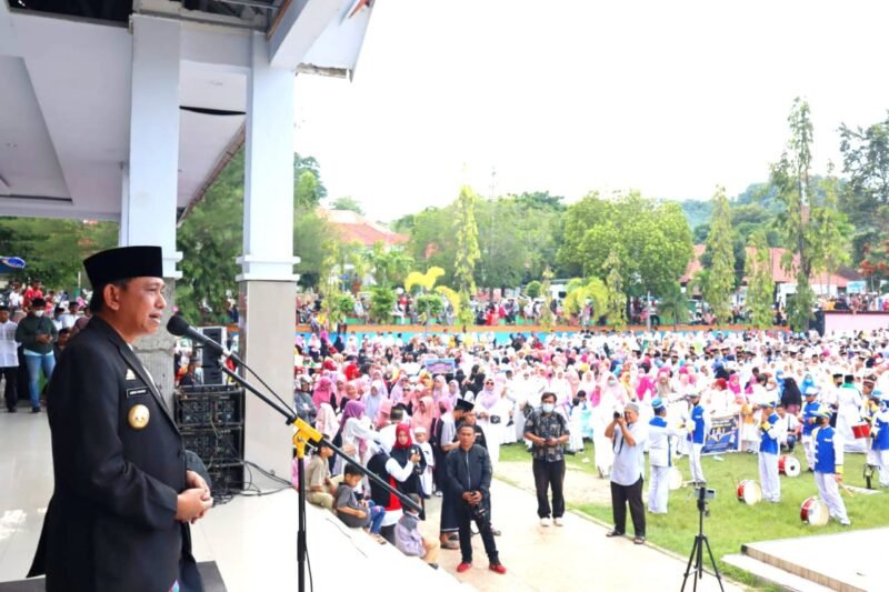 Bupati Wajo H. Amran Mahmud memberikan sambutan pada acara pawai Pawai Hijratul Rasul Peringatan 1 Muharam 1444 H di Lapangan Merdeka Sengkang, Sabtu, 30/07/2022.