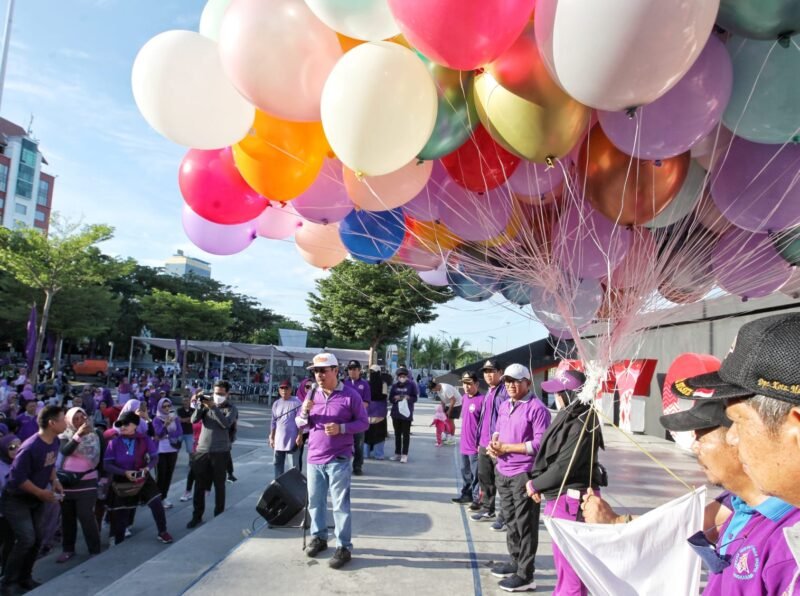 Sekretaris Daerah Kota Makassar, M. Ansar melepas peserta Jalan Sehat Himpunan Keluarga Masenrempulu (HIKMA) Sulawesi Selatan di Anjungan City Of Makassar, Minggu (17/07/2022).