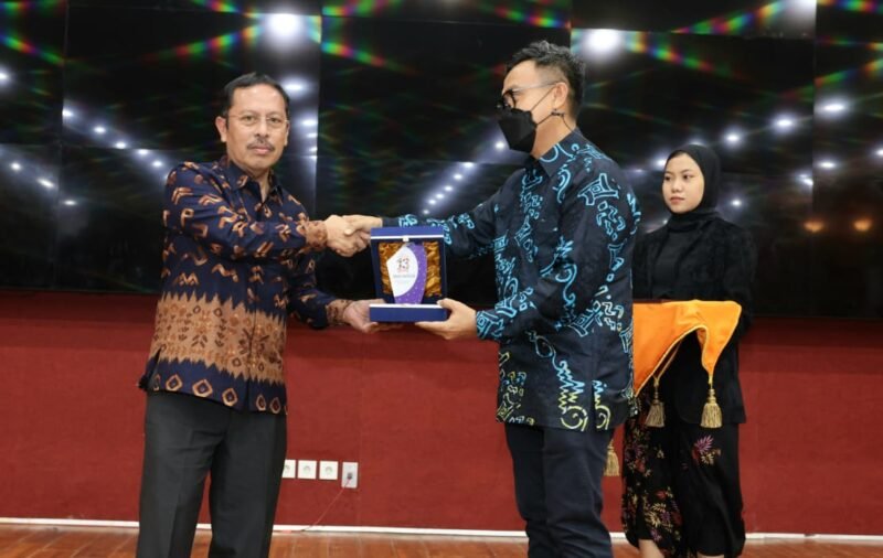 Mewakil Wali Kota, Sekda Kota Makassar, Muh. Ansar menerima penghargaan sebagai Wali Kota Inovatif di Menara Phinisi UNM, Jalan A.P Pettarani, Senin (29/08/2022).