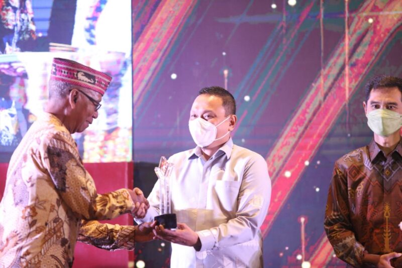 Kepala Dinas Kominfo Makassar, Mahyuddin menerima penghargaan di Hotel. Meruorah Labuan Baji, Manggarai Barat Nus Tenggara Timur, Jumat (05/08/2022).