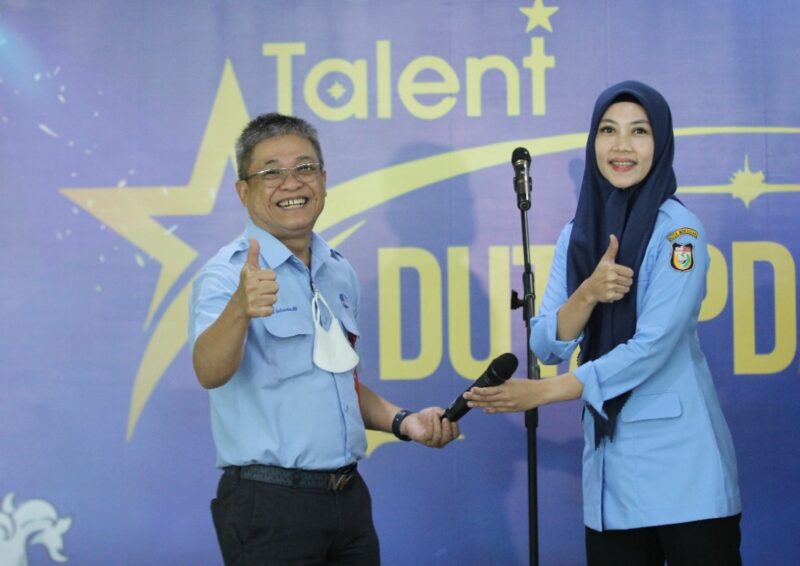 Direktur Utama Perumda Air Minum Kota Makassar, Beni Iskandar membuka ajang lomba Duta PDAM Talent, Senin 01 Agustus 2022 kemarin.