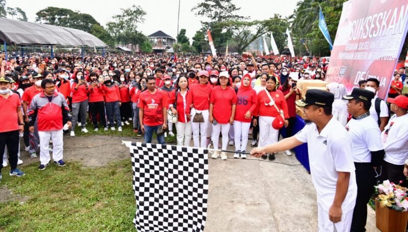 Gubernur Sulawesi Selatan, Andi Sudirman melepas peserta Jalan Sehat Gerakan Sulsel Anti Mager di Lapangan Taagari, Kota Rantepao Kabupaten Toraja Utara, Jumat (05/08/2022).