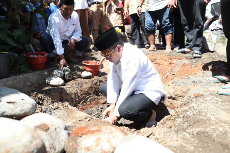 Wali Kota Makassar, Danny Pomanto meletakkan batu pertama renovasi Masjid Barkatul Ilham di Jalan Topaz Kelurahan Masale, Kecamatan Panakkukang, Jumat (05/08/2022).