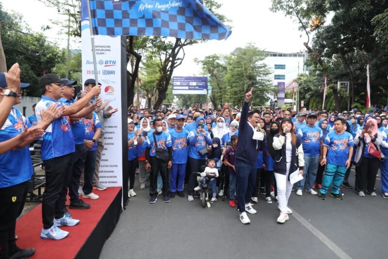 Wali Kota Makassar Danny Pomanto melepas peserta Famwalk HUT ke-98 Perumda Air Minum Kota Makassar, Minggu (07/08/2022).