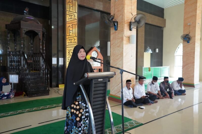 Penasehat Kelompok Pengajian Nurul Huda, drg. Hj. Hasnah Syam, MARS memberikan sambutan pada pengajian rutin yang digelar Kelompok Pengajian Nurul Huda Ahad, 07/08/2022.
