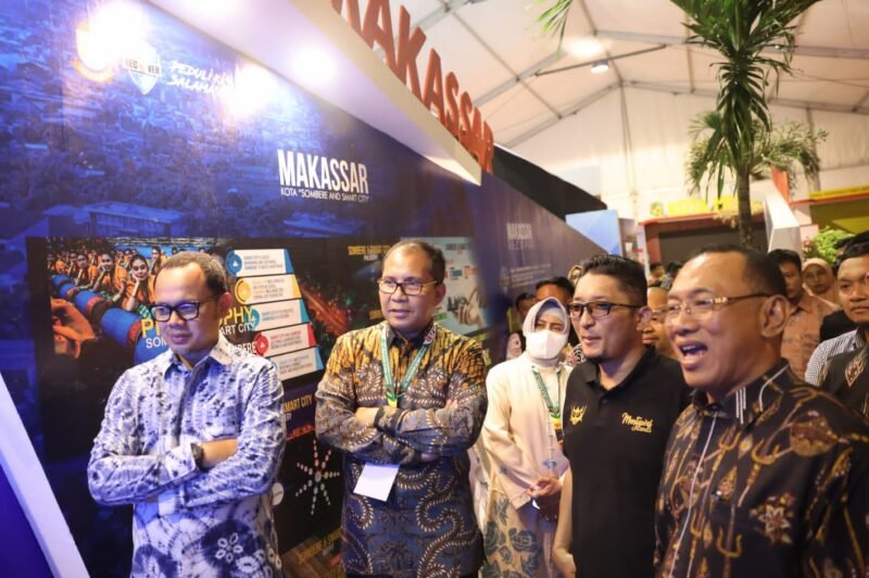 Pemerintah Kota Makassar hadir memeriahkan agenda tahunan Asosiasi Pemerintah Kota Seluruh Indonesia (Apeksi) 2022di RTH Imam Bonjol Padang, Minggu malam (070/8/2022).