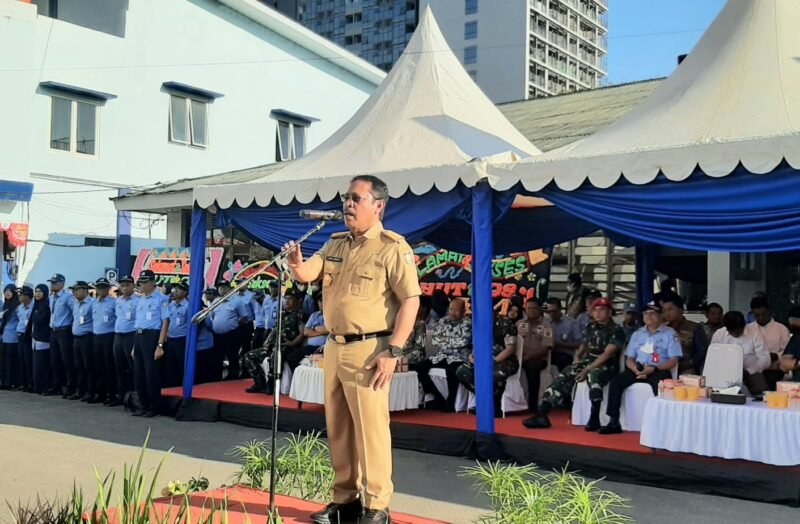 Sekretaris Daerah Kota Makassar, Muh. Ansar memimpin upacara peringatan HUT ke-98 Perumda Air Minum Kota Makassar, Jalan DR. Ratulangi, Senin (08/08/2022).