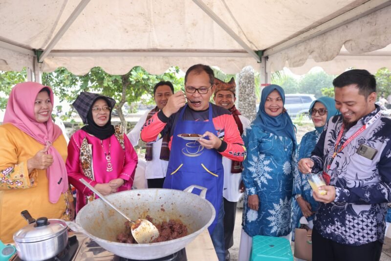 Wali Kota Makassar, Danny Pomanto masak Rendang dan Racik Teh Talua di hari ke-3 Apeksi Padang, Selasa (09/08/2022)