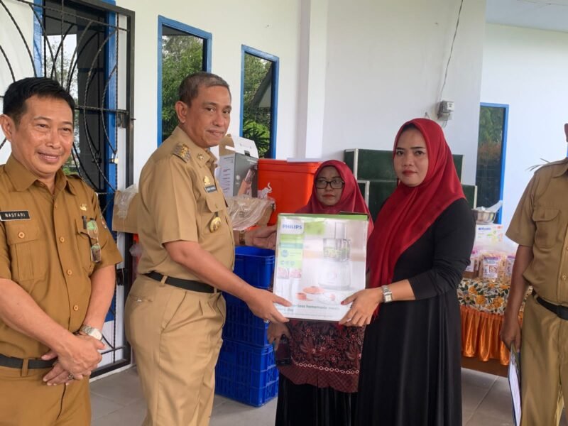 Bupati Wajo H. Amran Mahmud menyerahkan bantuan  Kementerian Perikanan dan Kelautan kepada kelompok usaha.