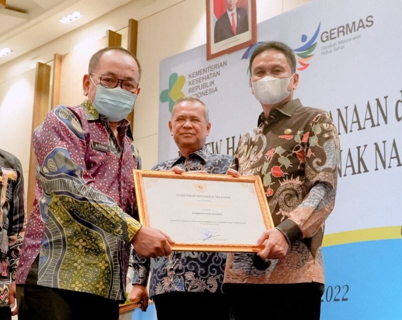 Bupati Barru Ir. H. Suardi Saleh M.Si, selaku Kepala Daerah Kabupaten Barru menerima Piagam Penghargaan sebagai Kabupaten yang Mencapai Target Bulan Imunisasi Anak Nasional (BIAN)