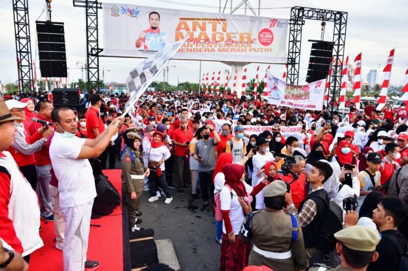 Gubernur Sulawesi Selatan, Andi Sudirman Sulaiman melepas peserta Jalan Sehat Gerakan Sulsel Anti Mager di Kawasan Center Point of Indonesia (CPI), Jumat (12/08/2022).