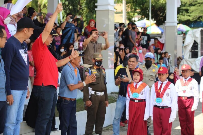 Lomba gerak jalan indah antar SD/MI dibuka dan dilepas langsung Bupati Wajo, Amran Mahmud didampingi Wakil Bupati Wajo Amran SE dan Forkopimda di Lapangan Merdeka Sengkang Sabtu, 13/08/2022.