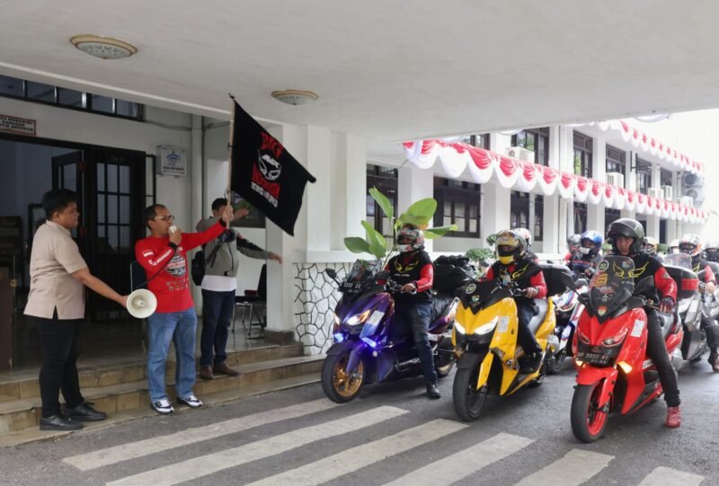 Wali Kota Makassar, Danny Pomanto lepas peserta City Tour jelajah Tanah Sulawesi di Halaman Kantor Balaikota Makassar, Sabtu (13/08/2022).