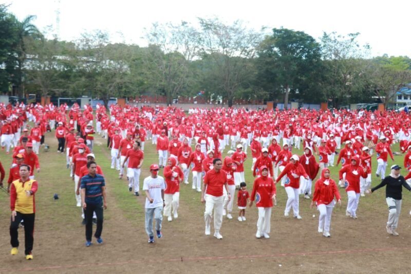 Ribuan Warga Berkostum Merah Putih Penuhi Lapangan Sumpang Binangae Barru