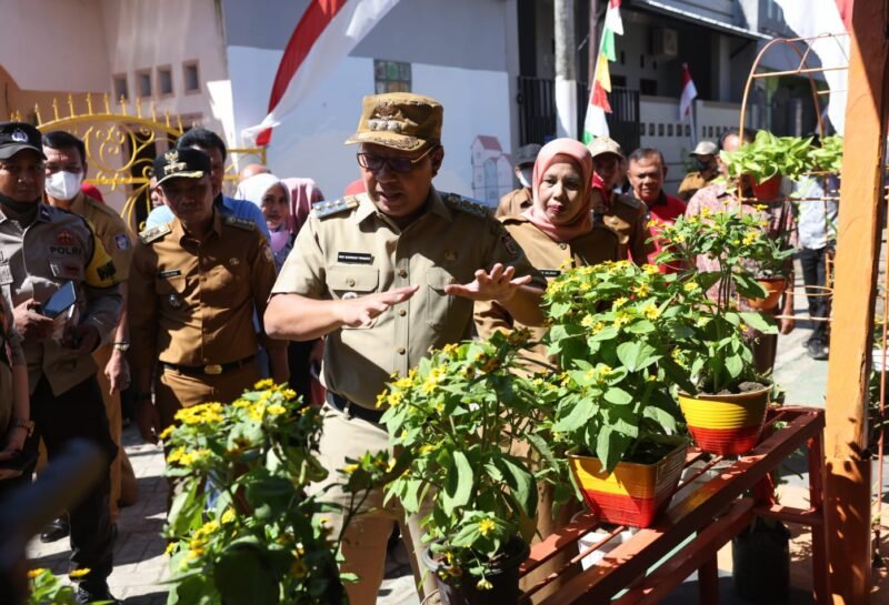 Wali Kota Makassar, Danny Pomanto kunjungi Lorong Wisata Dewi Sari Zurich di Kecamatan Tamalanrea, Senin (15/08/2022).