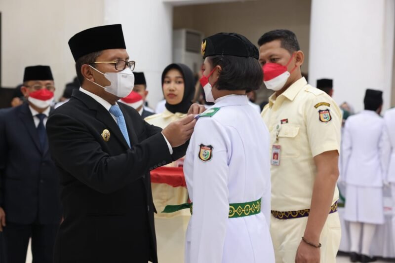 Wali Kota Makassar,  Danny Pomanto kukuhkan Pasukan Pengibar Bendera Pusaka (Paskibraka) Tingkat Kota Makassar Tahun 2022, di Baruga Anging Mammiri, Senin (15/08/2022).