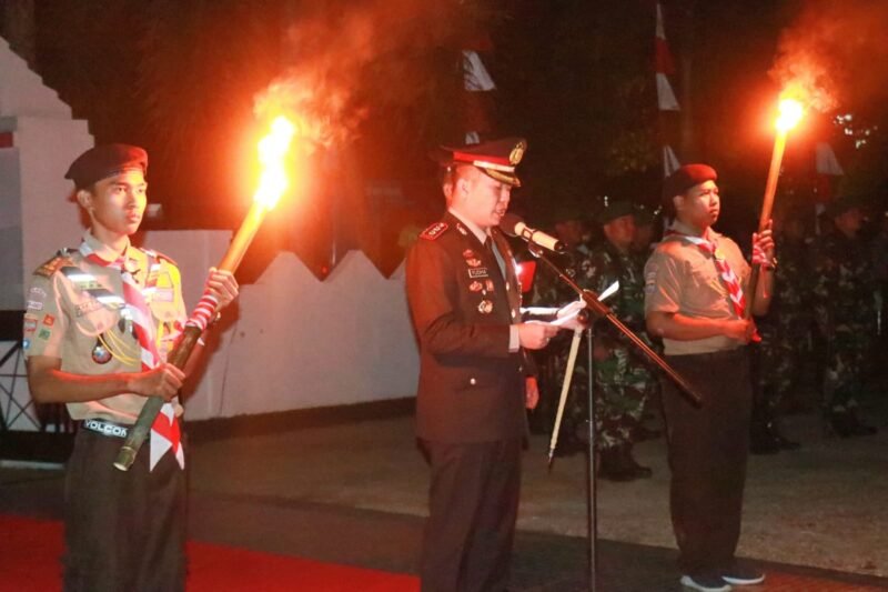 Kapolres Barru, AKBP Yudha Wirajati, S.IK. MH., memimpin upacara renungan suci dalam rangka peringatan HUT Kemerdekaan RI ke 77,