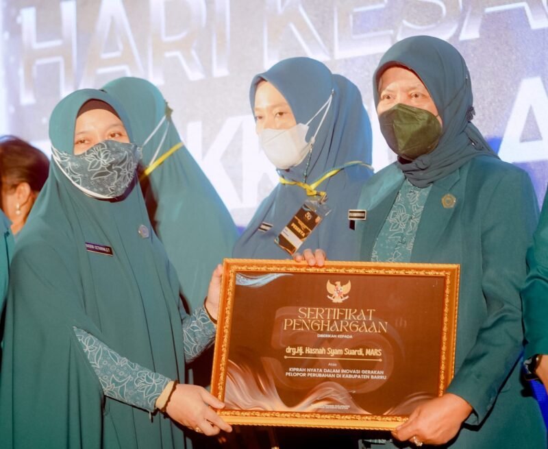 Piagam tersebut diserahkan langsung oleh Ketua PKK Sulsel Naoemi Octarina, ST., Kepada Hasnah Syam saat berlangsungnya acara peringatan Hari Kesatuan Gerak PKK se Sulawesi Selatan, di Hotel Claro, Makassar, Rabu (24/8/2022).