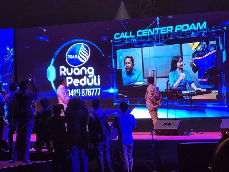 Malam Puncak HUT ke-98 PDAM Makassar, Wali Kota Makassar,  Danny Pomanto bersama Dirut PDAM Makassar, Beni Iskandar launching program terbaru Ruang Peduli dan KabarAirTa' di Ruang Terbuka Hijau (RTH) Jalan Ratulangi, Jumat (26/08/2022).