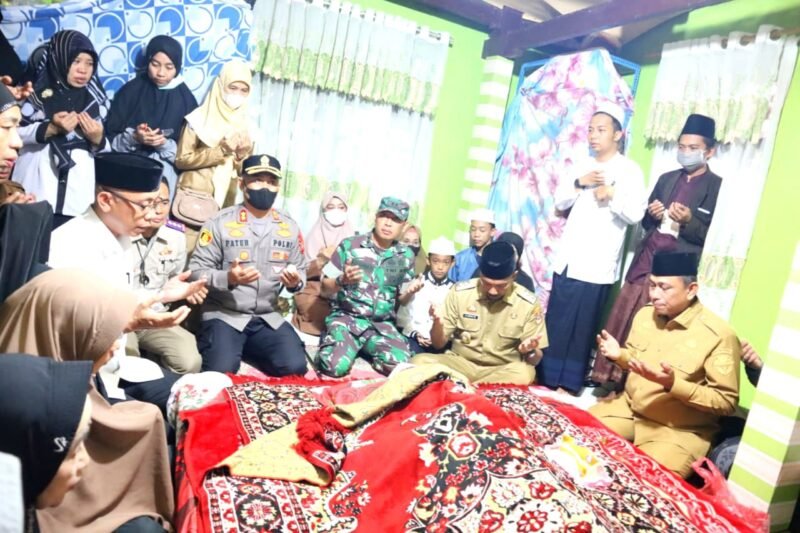 Bupati Wajo, Amran Mahmud, mendoakan Almarhum Anregurutta H.M. Syuaeb Nawang
 saat melayat ke rumah duka di Kelurahan Bulu Pabbulu, Kecamatan Tempe, Senin (29/8/2022) pagi.