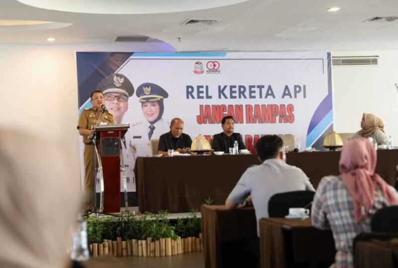 Asisten I Bidang Pemerintahan dan Kesra, Andi Muhammad Yasir membawakan sambutan pada seminar suara Mahasiswa yang diselenggarakan Diskominfo Kota Makassar di Hotel Four Points by Sheraton, Senin (29/08/2022).
