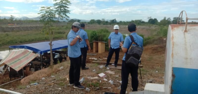 Direktur Teknik PDAM Kota Makassar, Asdar Ali tinjau pengoperasian pompa air baku di Sungai Moncoloe, Selasa (30/08/2022).