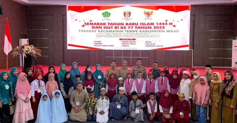 Peserta lomba berpose bersama dengan Bupati Wajo H. Amran Mahmud, Camat Tempe dan Ketua TP PKK Kecmatan Tempe Andi Tenri Balobo disela sela pembukaan lomba keagamaan yang digelar Pemerintah Kecamatan Tempe di Ruang Pola Kantor Bupati, Seni, 8/8/2022.