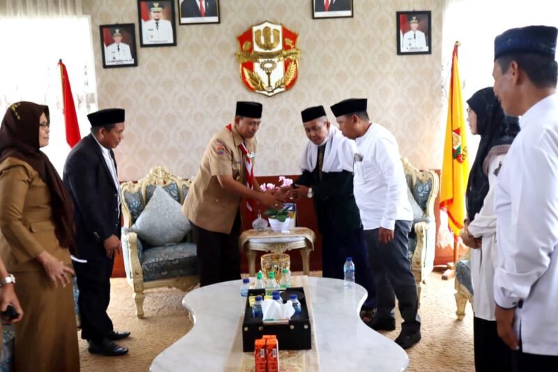 Bupati Wajo H. Amran Mahmud menerima audiensi panitia muktamar di ruang kerjanya, Senin (1/8/2022).