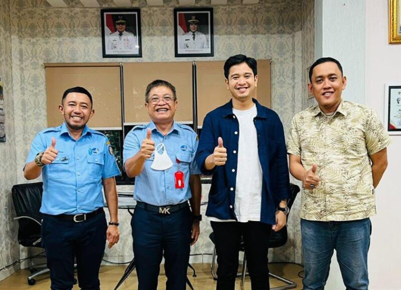 Direksi Perumda Air Minum Kota Makassar foto bersama Anggota DPD RI Andri Prayoga Putra Singgkarru, M.Sc di Kantor Pusat Perumda Air Minum Kota Makassar, Senin (08/08/2022).