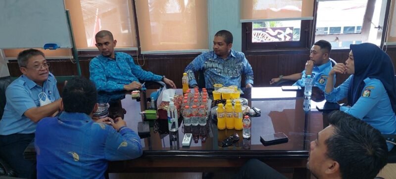 Direktur Utama Perumda Air Minum Kota Makassar, Beni Iskandar didampingi Indira Mulyasari dan Ayman Adnan menerima kunjungan Direksi PD. Parkir Makassar Raya, Senin (08/08/2022).