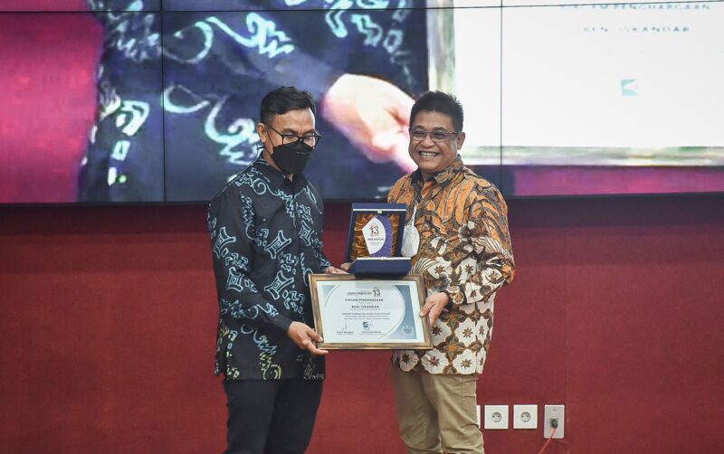 Direktur Utama Perumda Air Minum Kota Makassar, Beni Iskandar raih award sebagai lembaga dan badan usaha inovatif, Senin (29/08/2022).