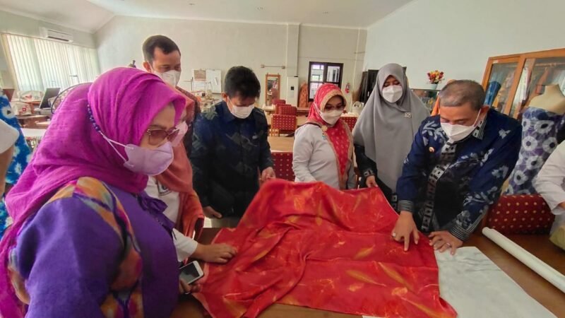 Bupati Wajo Amran Mahmud bersama rombongan saat berkunjung ke Balai Besar Standarisasi dan Pelayanan Jasa Industri Kerajinan dan Batik (BBSPJIKB) di Yogyakarta, Kamis (4/8/2022).