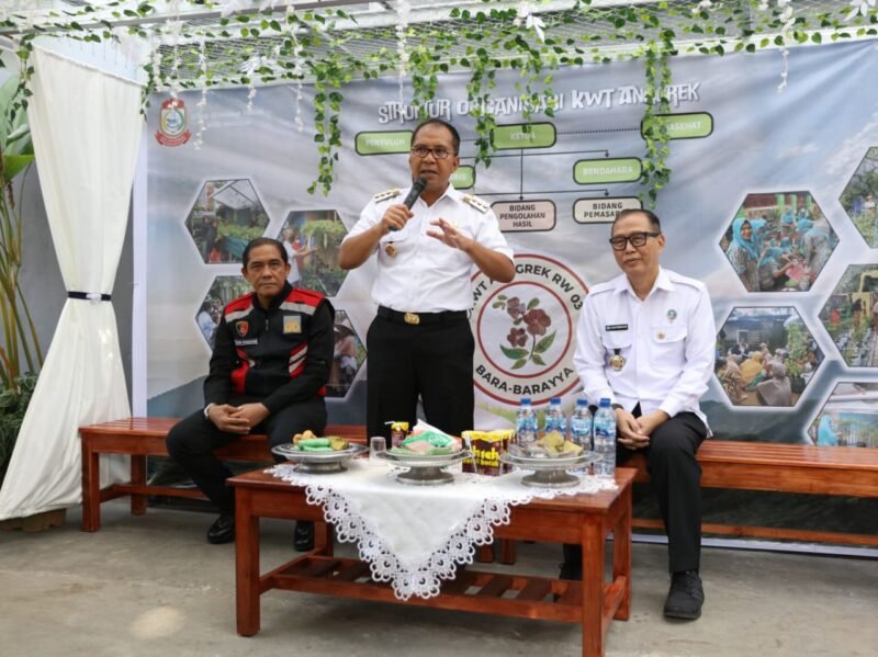 Wali Kota Makassar,  Danny Pomanto dampingi Kepala Badan Narkotika Nasional (BNN) Sulsel, Brigjen Pol. Drs. Ghiri Prawijaya mengunjungi Lorong Wisata (Longwis) Jalan Abubakar Lambogo, Kelurahan, Bara-Baraya, Kecamatan, Rabu (24/08/2022).