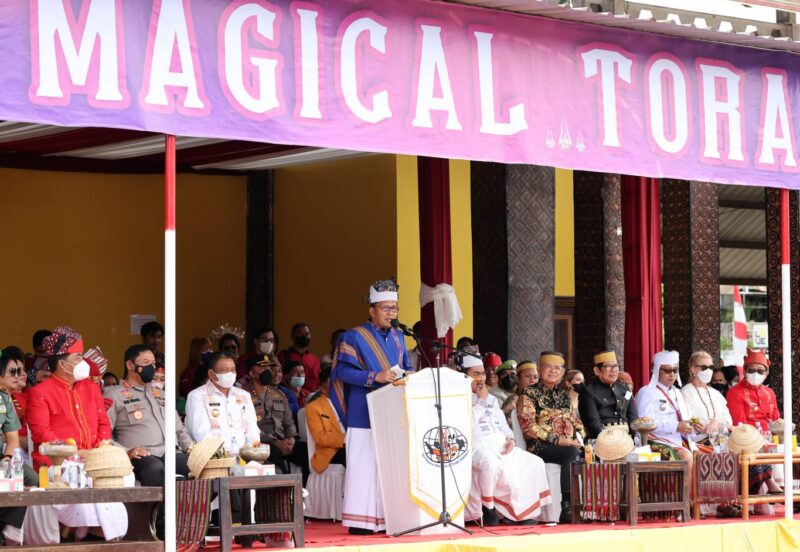 Wali Kota Makassar, Danny Pomanto membawakan sambutan pada pembukaan Magical Toraja Utara yang diprakarsai Pemkab Toraja Utara dan PMTI di Lapangan Bakti Rantepao, Kamis (25/08/2022).