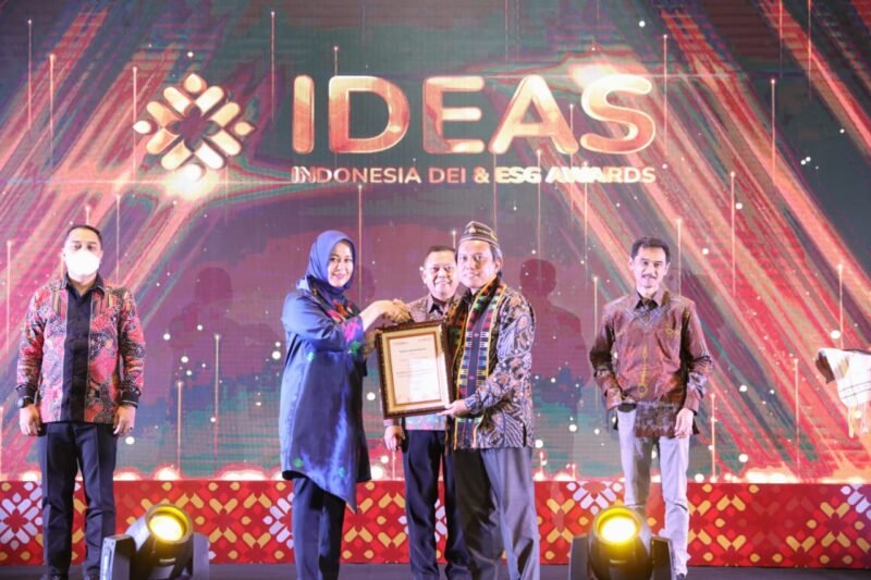Fatmawati Rusdi terima penghargaan Walikota Terpopuler yang diserahkan oleh Asmono Wikan Founder dan CEO PR Indonesia di Hotel Meruorah, Labun Baji, Nusa Tenggara Timur, Jumat (05/08/2022).