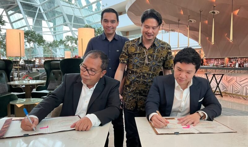 Wali Kota Makassar, Danny Pomanto lakukan penandatanganan Letter of Agreement (LoA) dengan Managing Director The Spectrum Solutions Group (TSSG) Edward Chang, di Singapura, Selasa (02/08/2022).