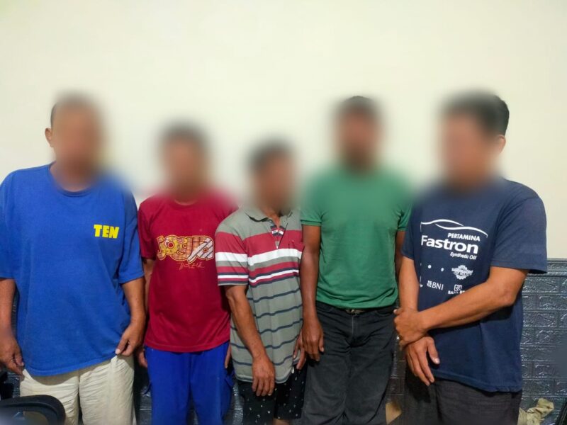 Tim Resmob Polres Barru dipimpin Kanit Aipda Muhtar melakukan penangkapan terhadap lima pelaku perjudian, di Palanro, Kelurahan Palanro, Kecamatan Mallusetasi, pada Selasa malam (23/8/2022) sekira pukul 12.30 Wita.