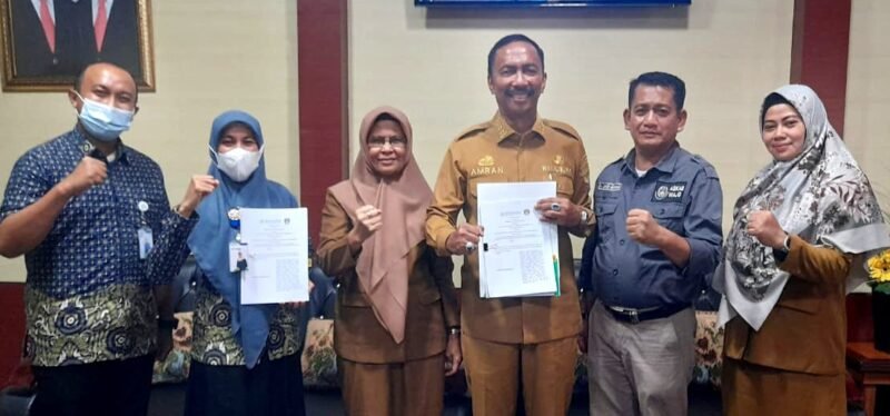 Pemerintah kabupaten Wajo menandatangani perjanjian kerjasama Universal Health Coverage (UHC) dengan Badan Penyelenggara Jaminan Sosial (BPJS) Kesehatan, Selasa (27/9/2022) di Ruang Kerja Wakil Bupati Wajo.