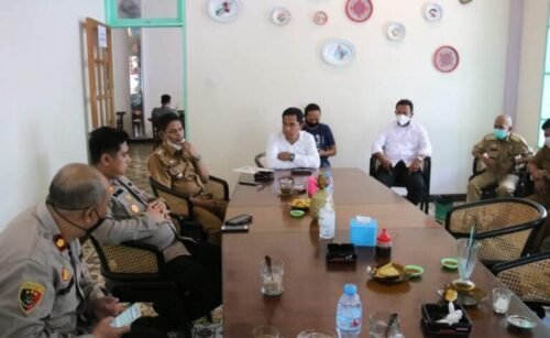 Camat Ujung Tanah, Ibrahim Chaidar Said bersilaturahmi bersama Kapolres Pelabuhan Makassar, AKBP. Yudi Frianto di Kopi Dul, Senin (31/01/2022).