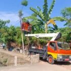 Pemasangan lampu lorong oleh Tim PJU Dishub Kota Makassar di Jalan Muh. Tahir Blok (/10 Kecamatan Tamalate, Selasa (16/08/2022).