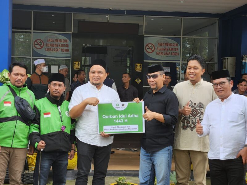 Kadishub Makassar,  Iman Hud Bagikan Daging Qurban ke Warga Sekitar, Minggu (10/07/2022).