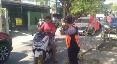 Personel Dishub Makassar urai kemacetan di Jalan Mallengkeri, Sabtu (02/07/2022).